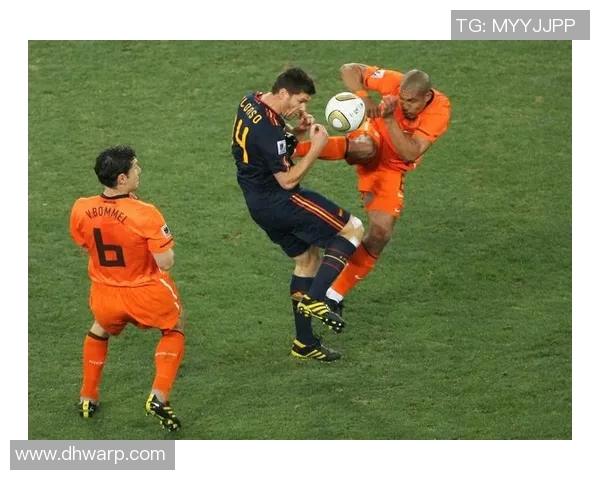 光头足球明星赛场撞人事件引发热议 球迷纷纷关注其行为后果 光头足球明星赛场撞人事件引发热议 球迷纷纷关注其行为后果